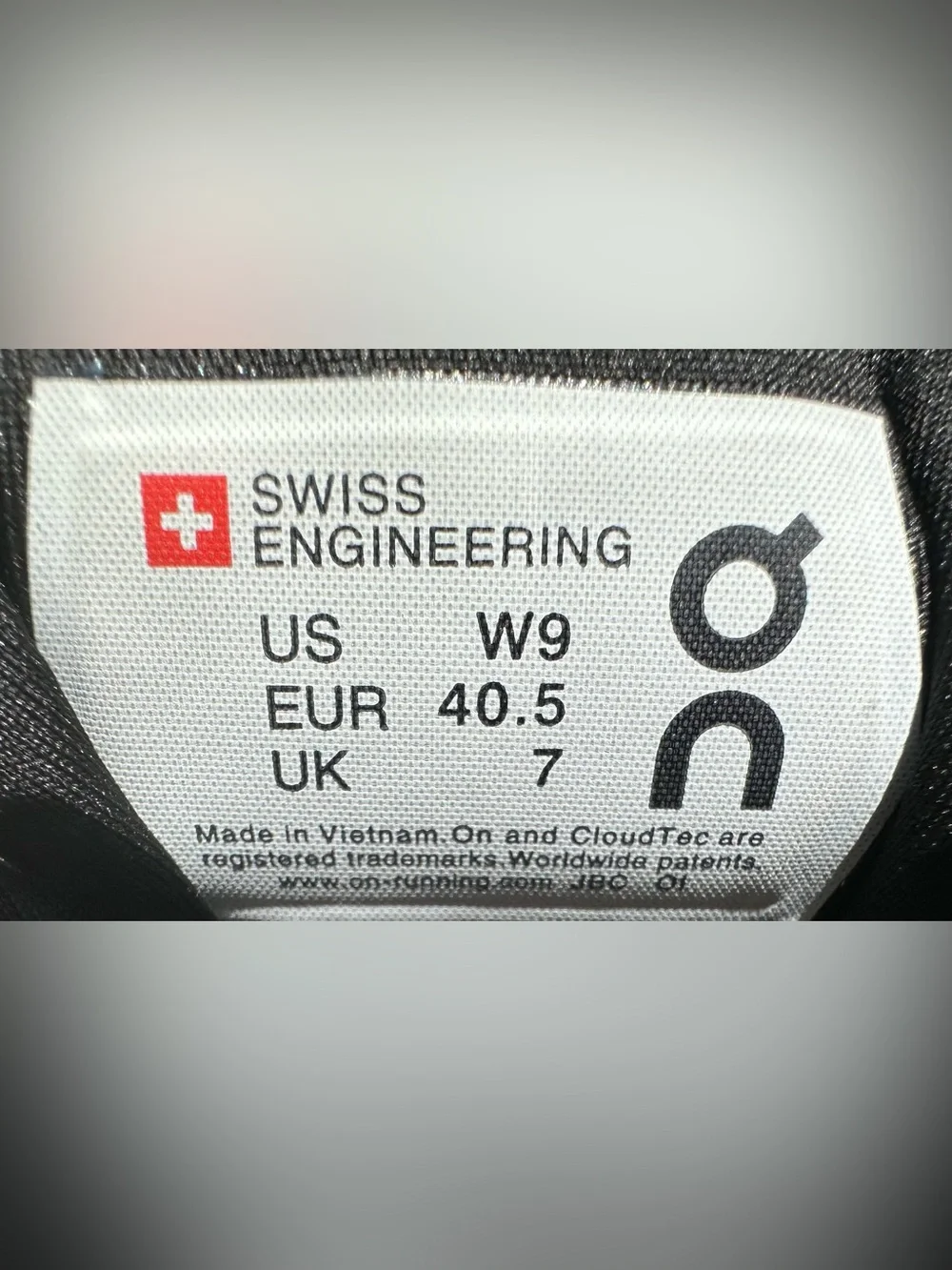 On Cloudflash 2 White Olive Green Running Shoes Women Size 9 in Excellent Cond